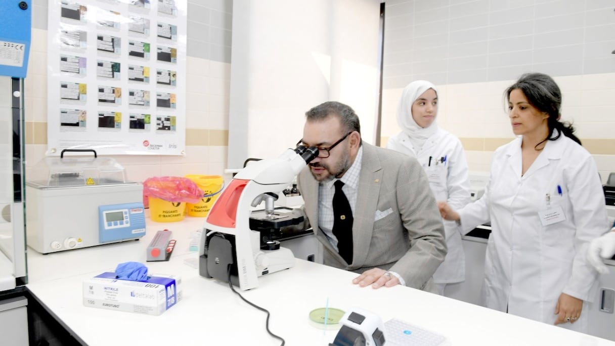 Le roi inaugurant le Centre de radiologie et d'analyses médicales de la Sûreté nationale à Rabat, le 24 avril 2019.
