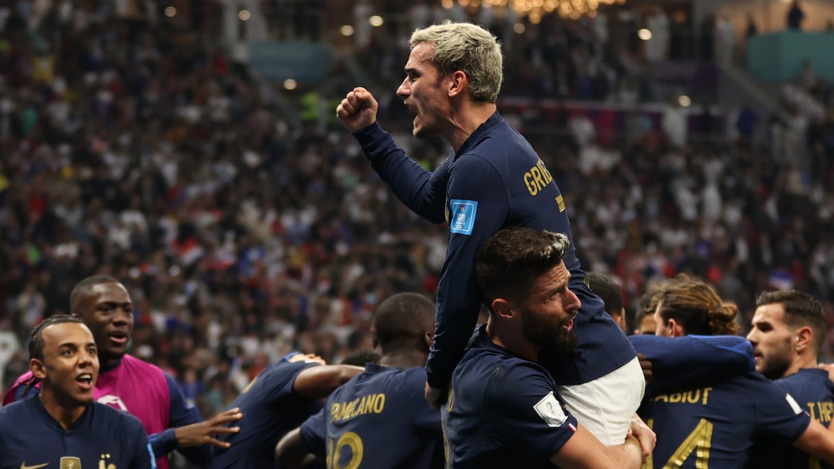 Antoine Griezmann jubile en serrant le poing après le deuxième but d'Olivier Giroud pour l'équipe de France, lors du match de football de quarts de finale de la Coupe du monde 2022 au Qatar entre l'Angleterre et la France, au stade Al-Bayt à Al Khor, au nord de Doha, le 10 décembre 2022.
