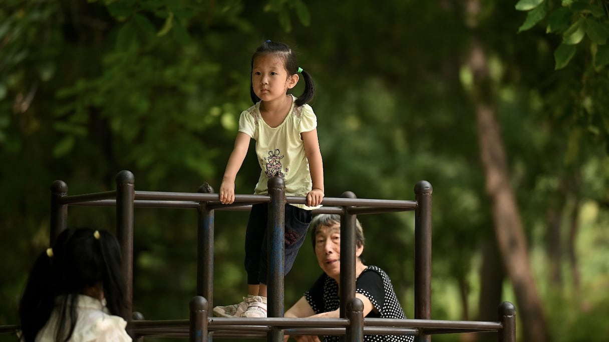 Une petite fille joue sur un mur d'escalade à Pékin le 2 août 2022. La population chinoise commencera à diminuer d'ici 2025, à mesure que la taille des familles diminue et que les citoyens vieillissent.
