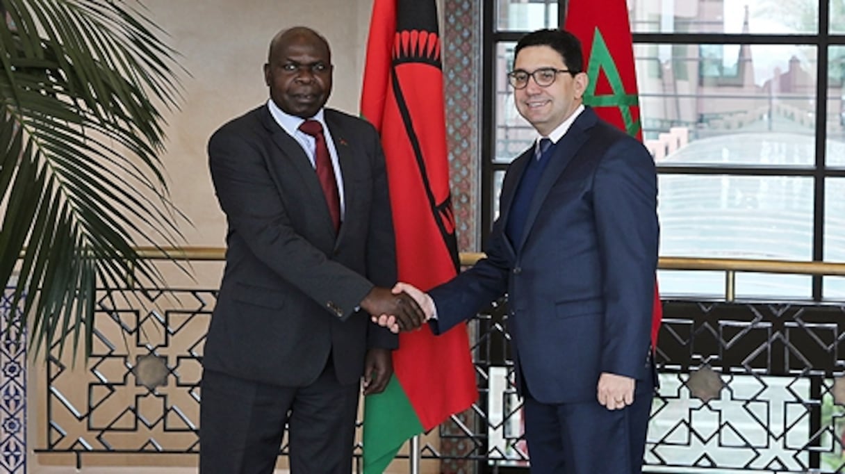 Nasser Bourita, ministre des Affaires étrangères et de la coopération internationale et son homolgue du Malawi, Emmanuel Fabiano..
