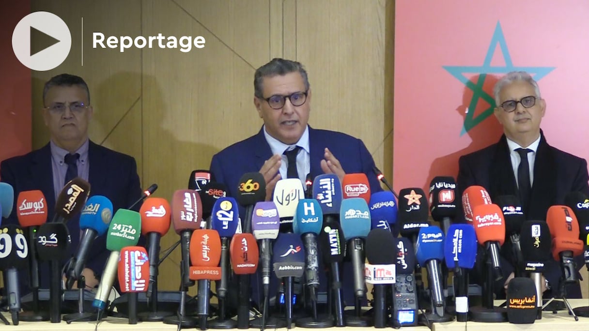 Le président du RNI, Aziz Akhannouch, le secrétaire général du PAM, Abdellatif Ouahbi et celui de l’Istiqlal, Nizar Baraka, à l'issue d'une réunion consacrée à la hausse des prix des produits de consommation courante, à Rabat, le 22 février 2022.
