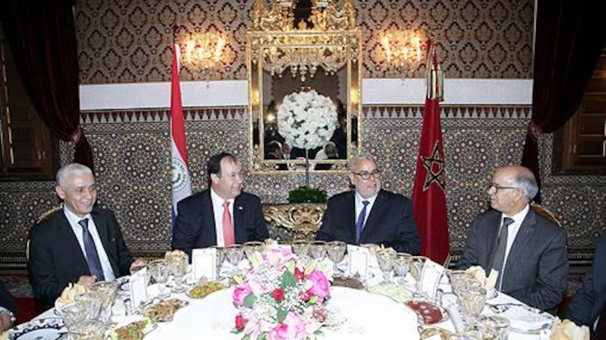 Le vice-président du Paraguay, Afara Maciel Juan Eudes, entouré du chef de gouvernement Abdelilah Benkirane et des présidents des deux chambres du Parlement, Rachid Talbi Alami et Mohamed Cheïkh Biadillah. 
