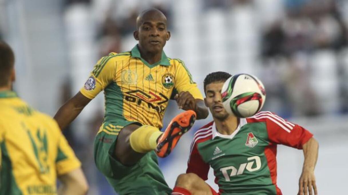 M'bark Boussoufa, ici au duel avec Charles Kaboré, a remporté son premier titre en Russie. 
