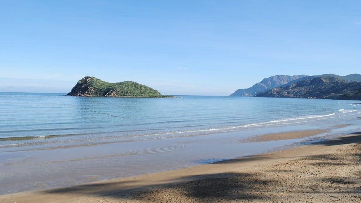 Îlot de Cala Iris, en Méditerranée (province d'Al Hoceïma). En projet pour cette plage, à la frontière entre le Rif occidental et le Rif central, un camping écologique et plusieurs établissements hôteliers, qui impulseront une nouvelle dynamique au tourisme dans le Nord.
