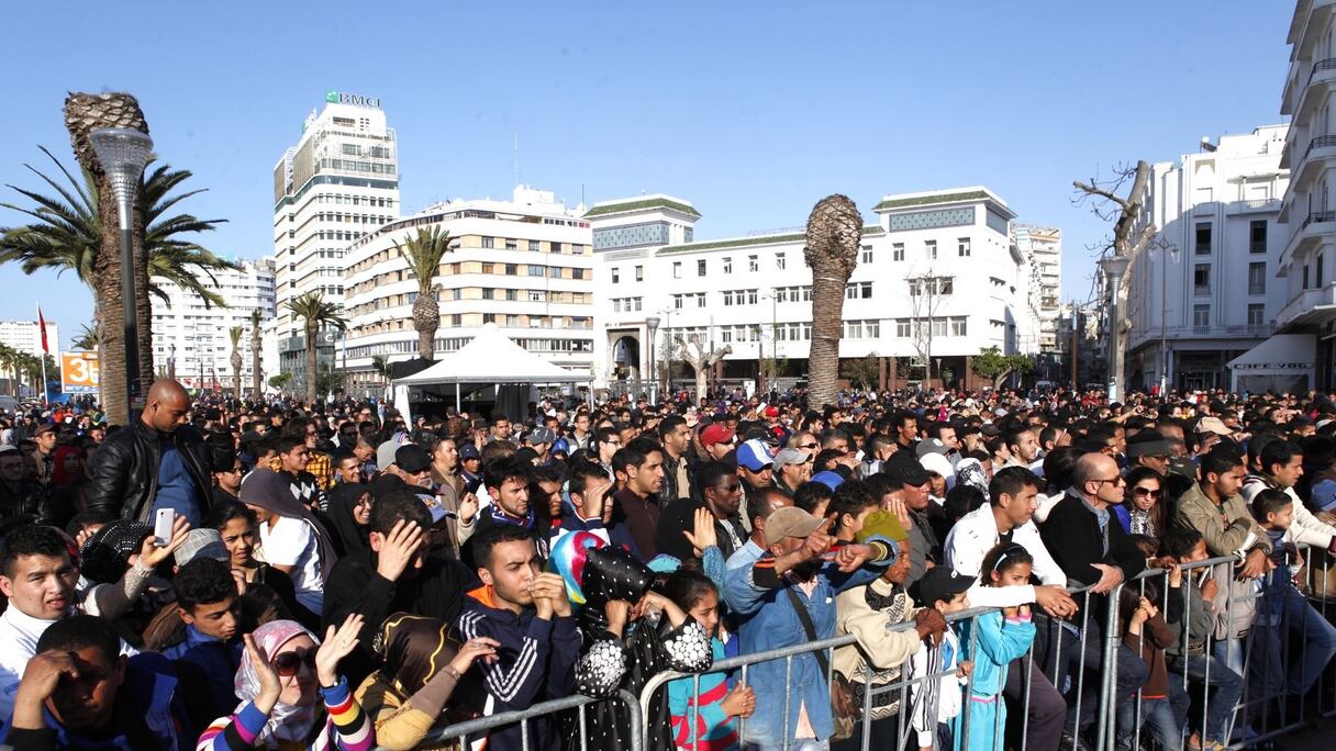Un public impressionnant qui est venu fêter l'ame vague et bohème d'une chanteuse hors du temps ou, plutôt, au coeur de ce que devraient être les temps. 
