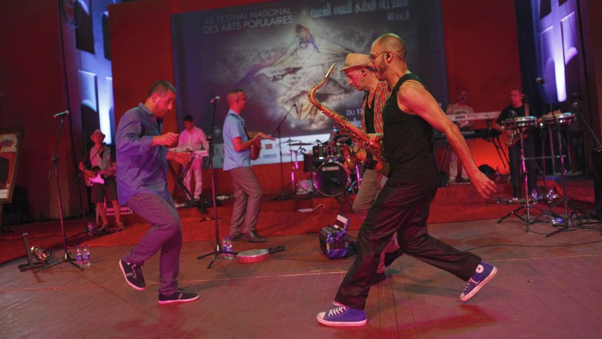 Sur scène, le groupe joue, chante... et danse !
