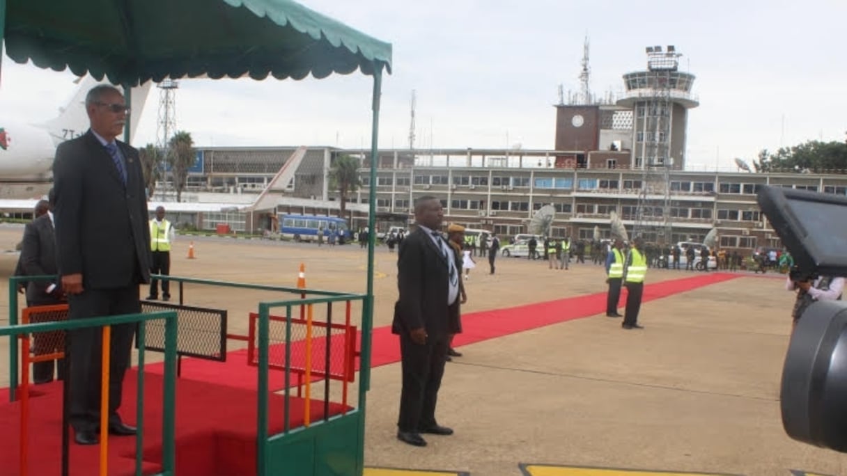 Le patron du Polisario dans l’aéroport de Lusaka (Zambie), à côté de l’Airbus A330-200 d’Air Algérie.
