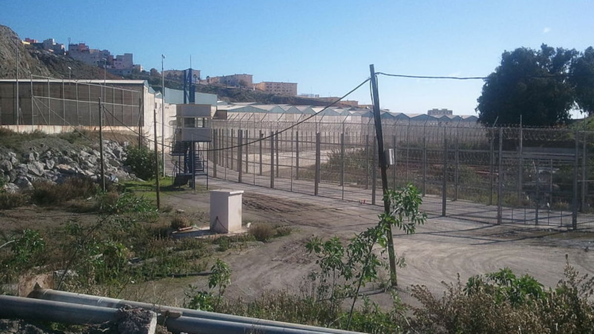 Le périmètre de la clôture servant de frontière entre le Maroc et le préside occupé de Sebta (photo d'archives, 5 décembre 2011).
