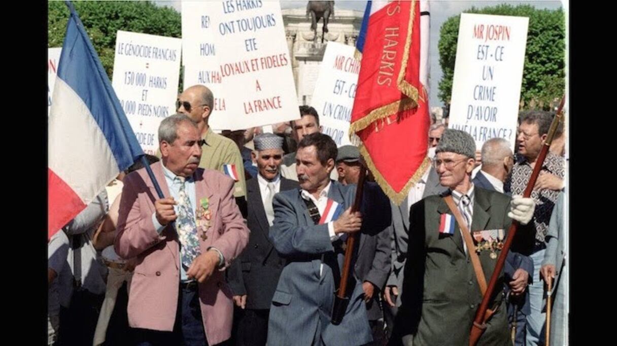 Des harkis manifestant en France. 
