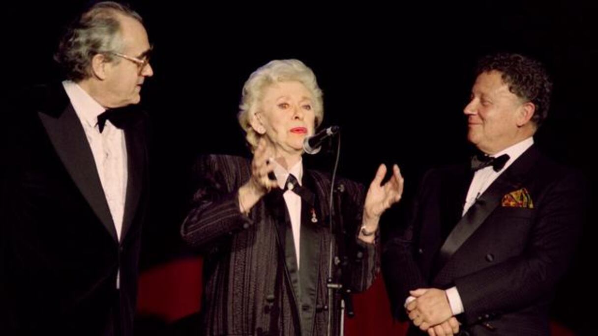 Patachou entourée du compositeur Michel Legrand (à gauche) et du journaliste Philippe Bouvard. (Photo prise à Paris en 1991).
