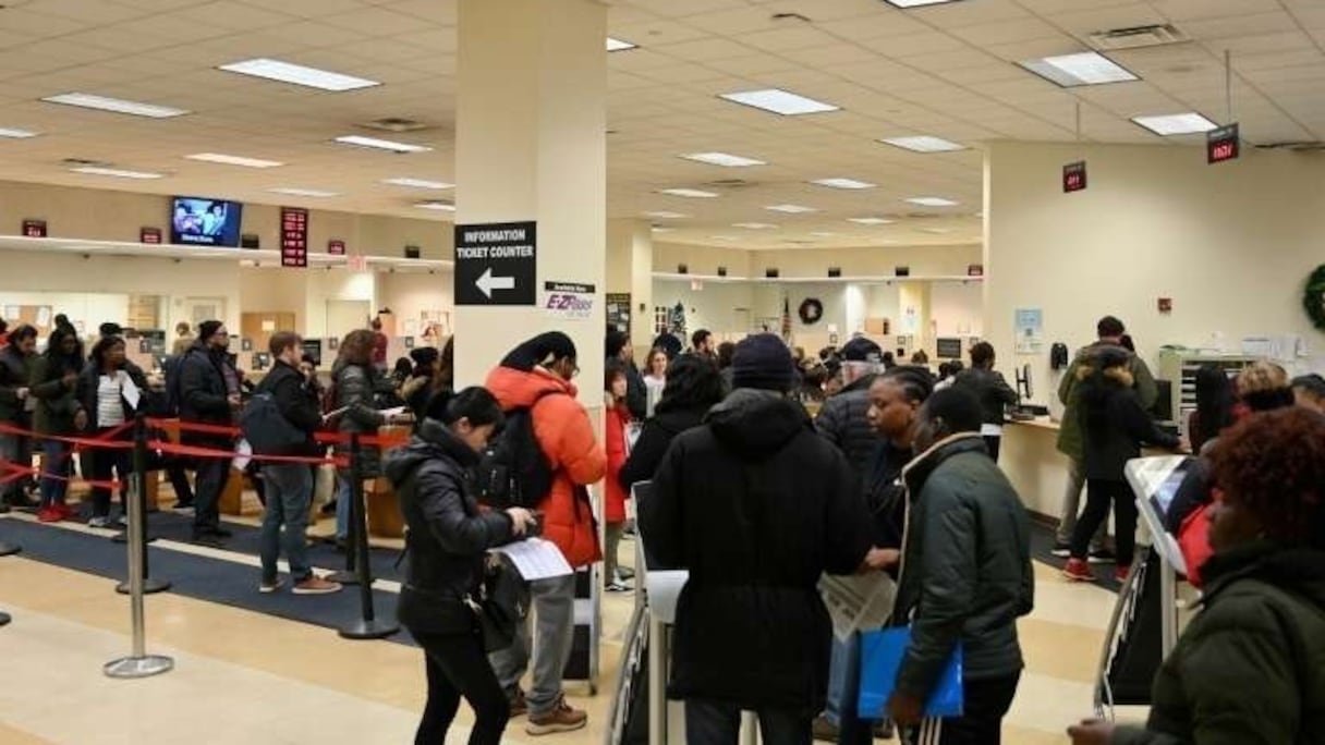 Des personnes font la queue pour obtenir un permis de conduire, le 18 décembre 2019 dans le quartier de Brooklyn, à New York
