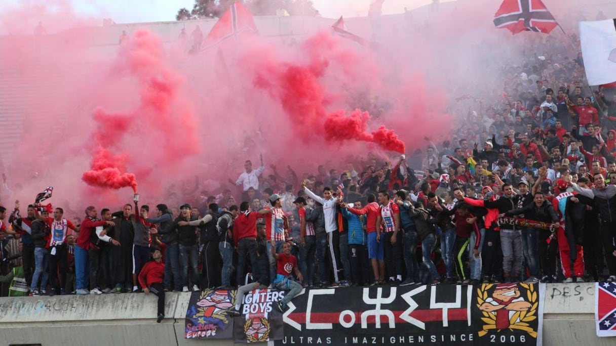 Le public d'Agadir est également venu en nombre. A coups de fumigènes et de chants , les soussis mettent l'ambiance au Complexe Mohammed V.
