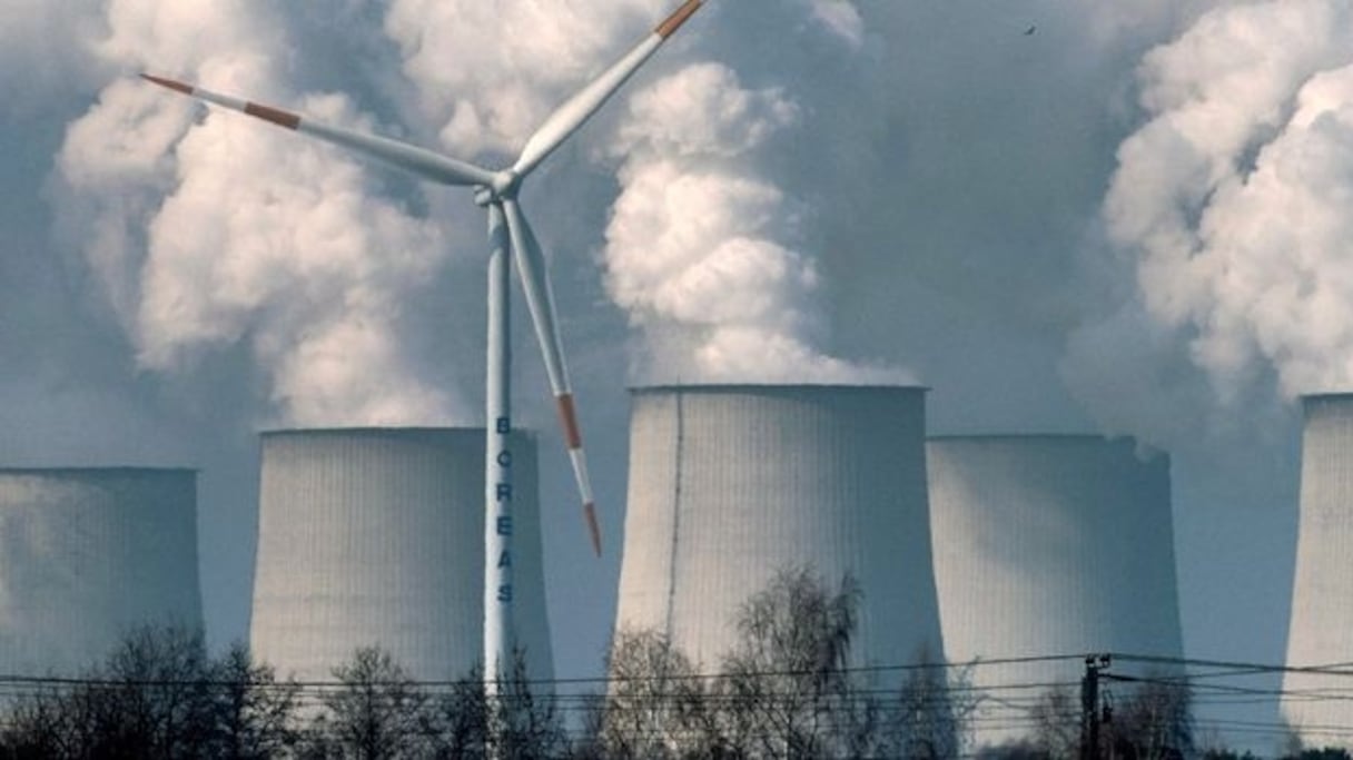 Eolienne et centrale à charbon à Jänschwalde, dans l'est de l'Allemagne.
