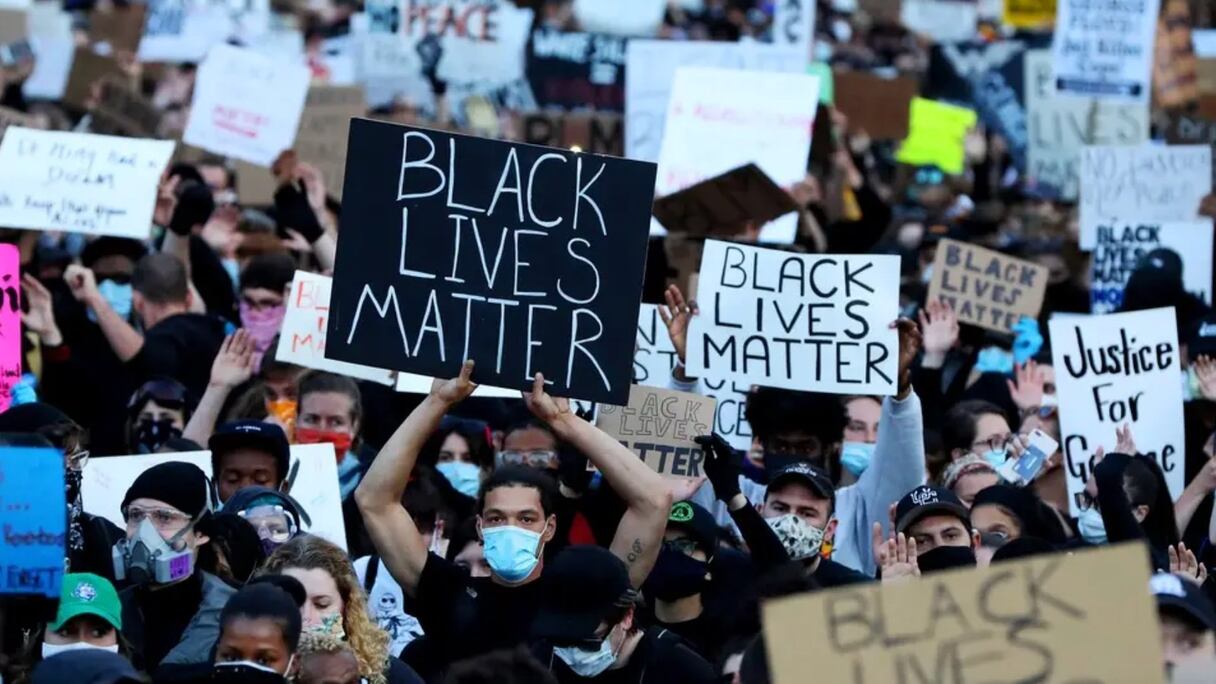 Les Américains sont descendus dans la rue accompagnés de musique noire engagée.
