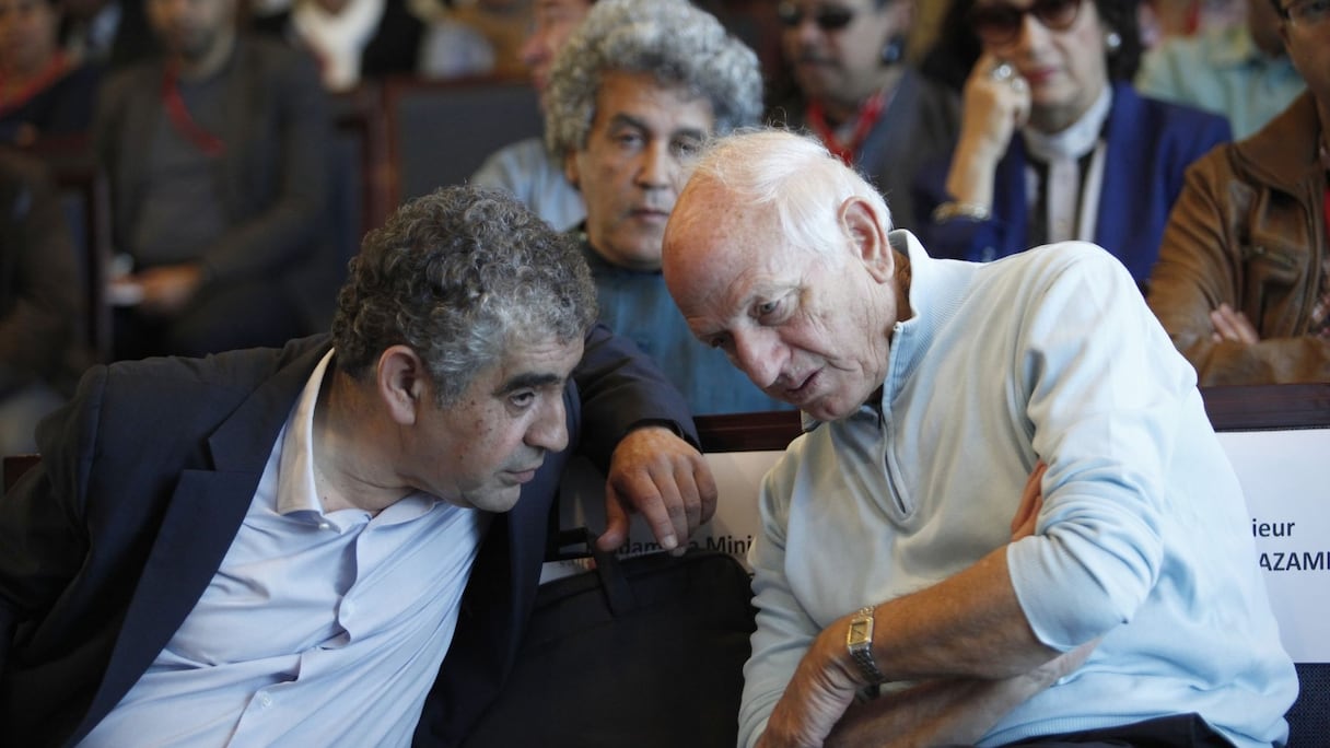 Après avoir pris part au débat, André Azoulay rejoint l'audience pour suivre la suite des interventions, ce qui ne l'empêche pas de prêter une oreille attentive aux propos de Driss El Yazami, président du CNDH
