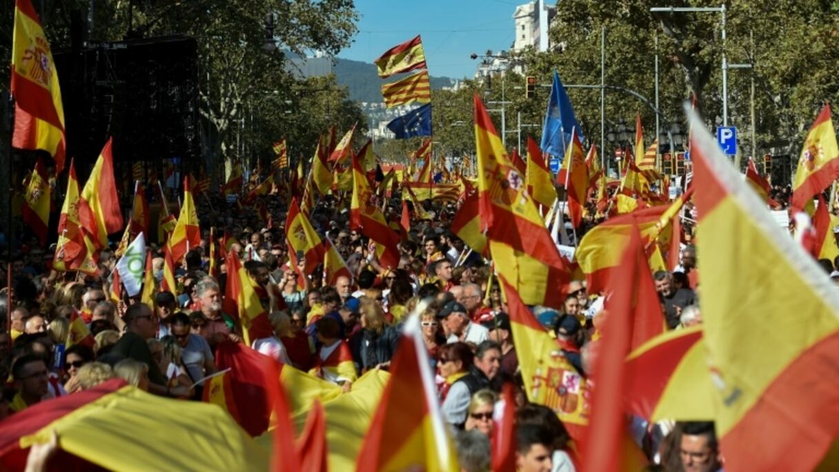 Manifestation souverainiste dans les artères de Barcelone. 
