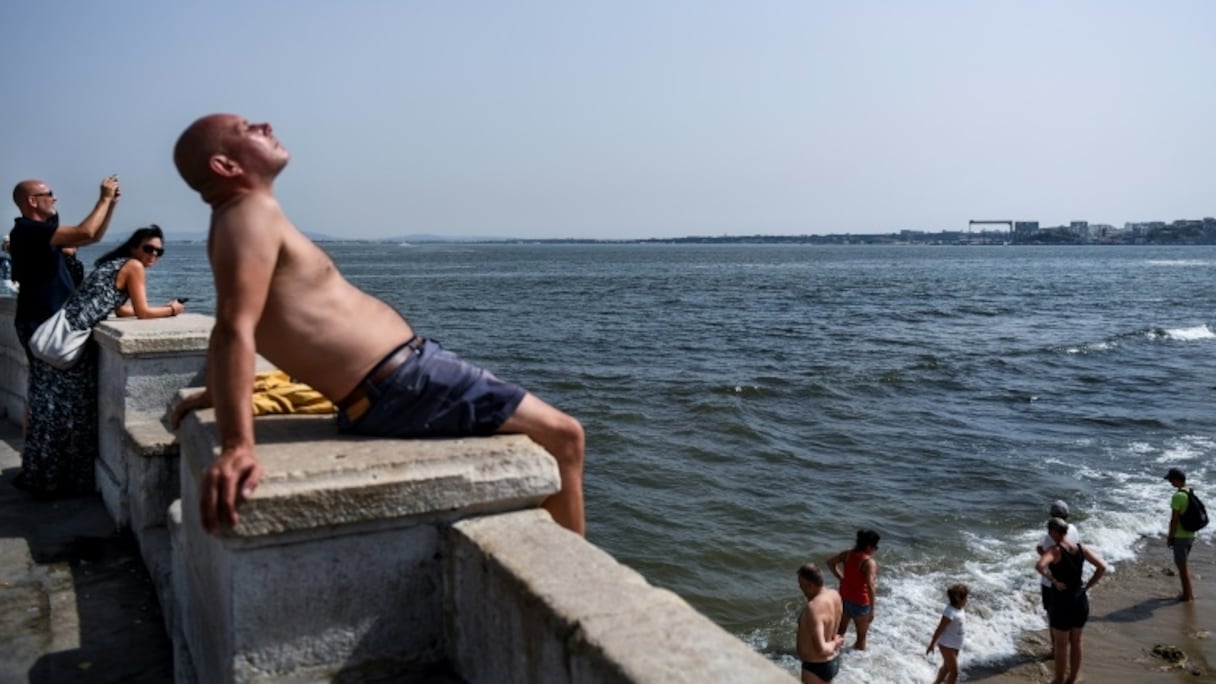 Un homme prend le soleil à Lisonne, le 3 août 2018 au Portugal.
