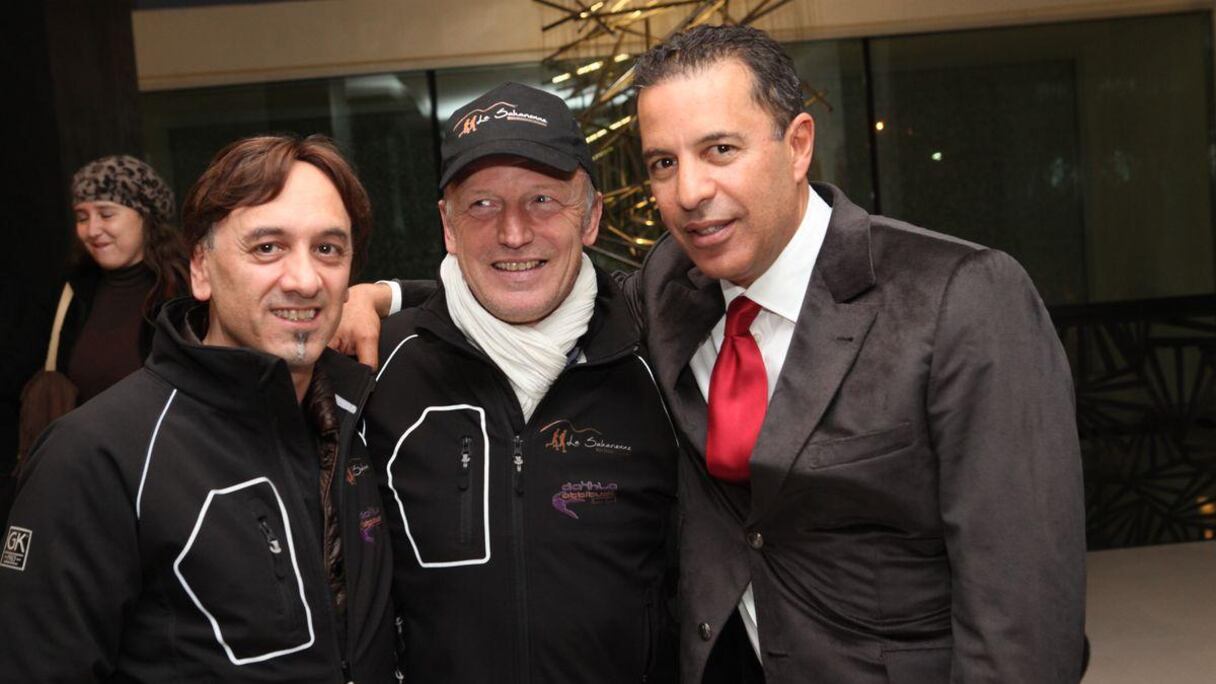 George Kumuchian, Bruno Pomart, initiateurs du Raid "La Saharienne" posant en compagnie de Driss Senoussi, président de l’Association, Dakhla-Lagon
