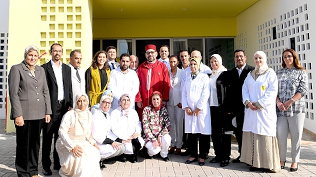 Le roi Mohammed VI inaugurant dimanche à Tit Mellil un centre médico-psycho-social.
