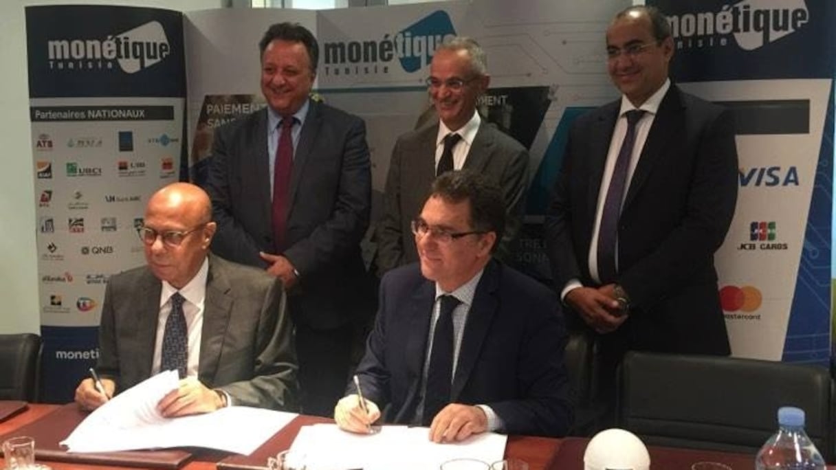 Mohamed Horani (à gauche) lors la signature du nouveau contrat de HPS en Tunisie.  
