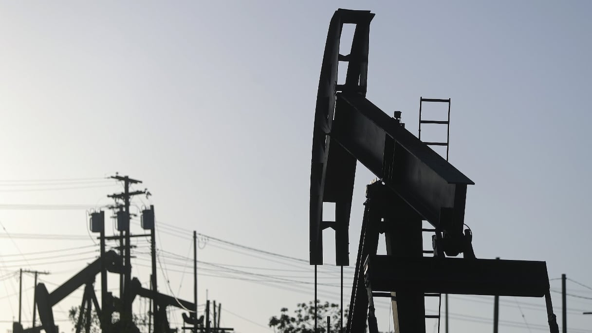 Des pompes à pétrole, dans le champ pétrolifère d'Inglewood, le 21 avril 2020 à Culver City, en Californie.
