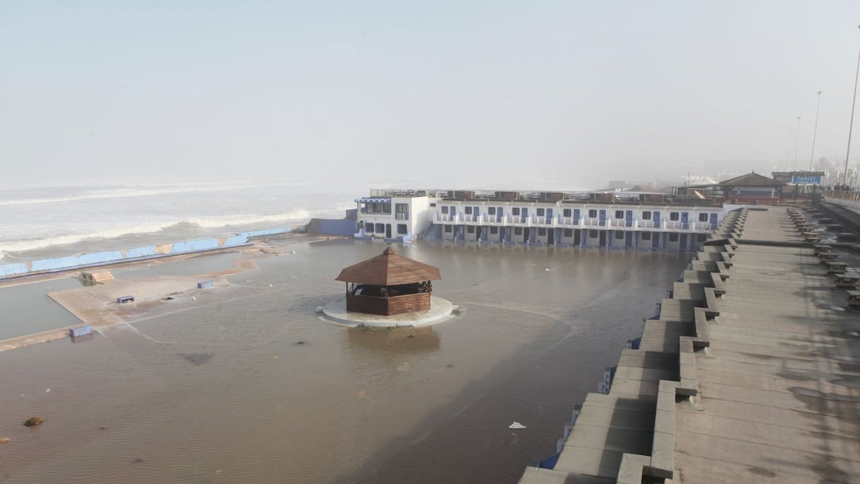 La corniche de Ain Diab avait perdu, ce matin, ses airs de fête. 
