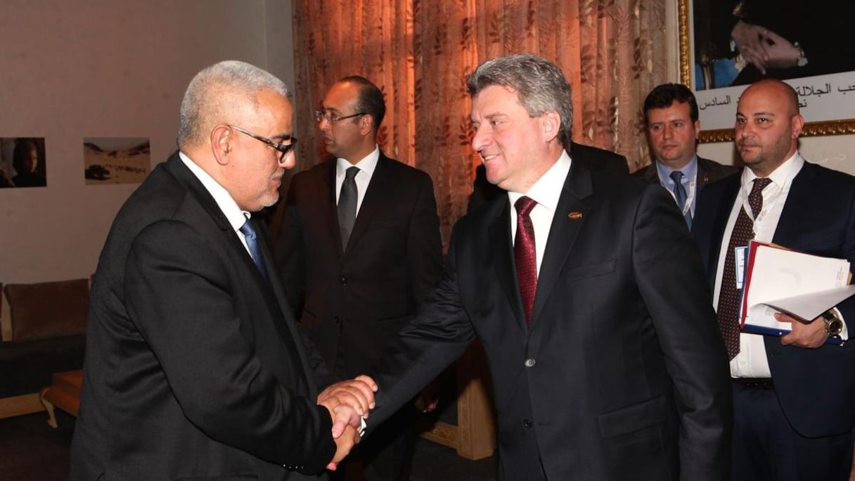 Poignée de mains chaleureuse entre le chef du gouvernement Abdelilah Benkirane et le président de la République de la Macédoine, Jorge Ivanov.
