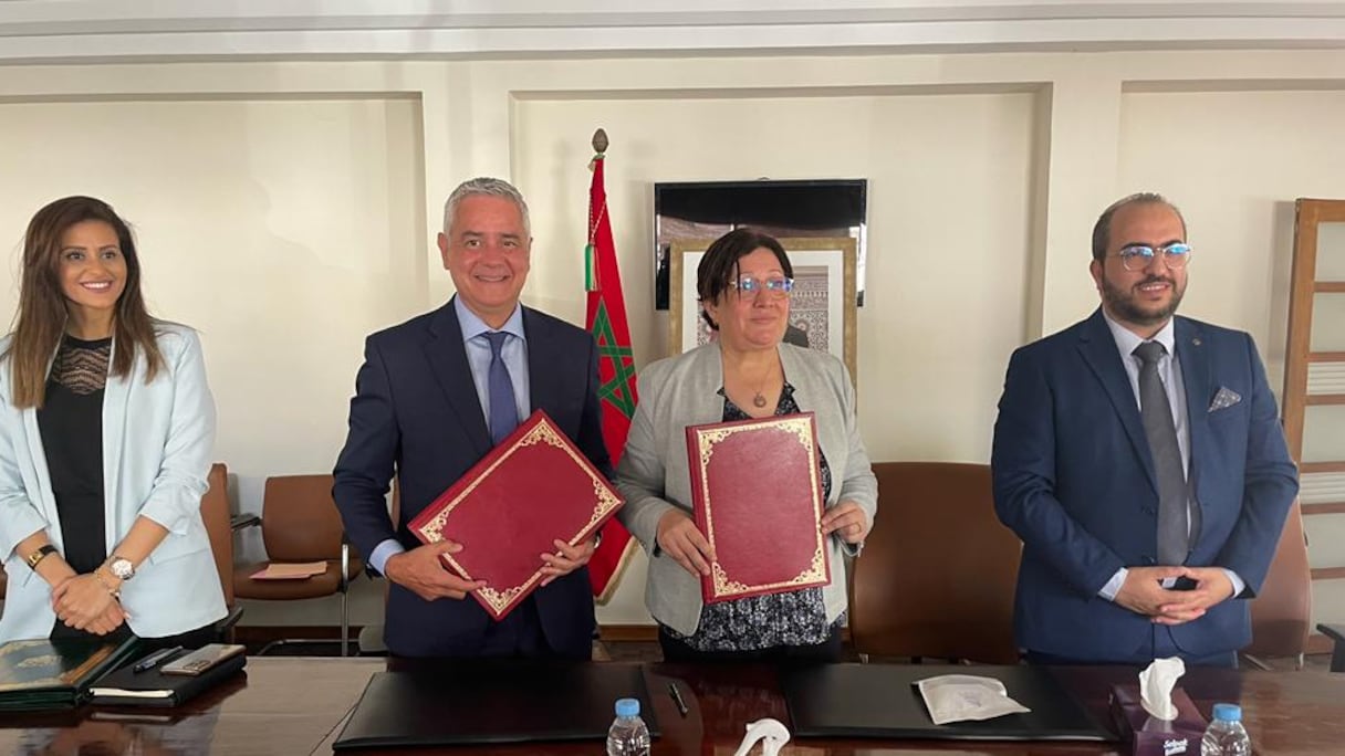 Saïd Mouline, directeur général de l’AMEE, à gauche, et Zineb Benmoussa, directrice de l'ANEP, à droite, lors de la signature de deux conventions de partenariat, le 18 mai 2022 à Rabat.
