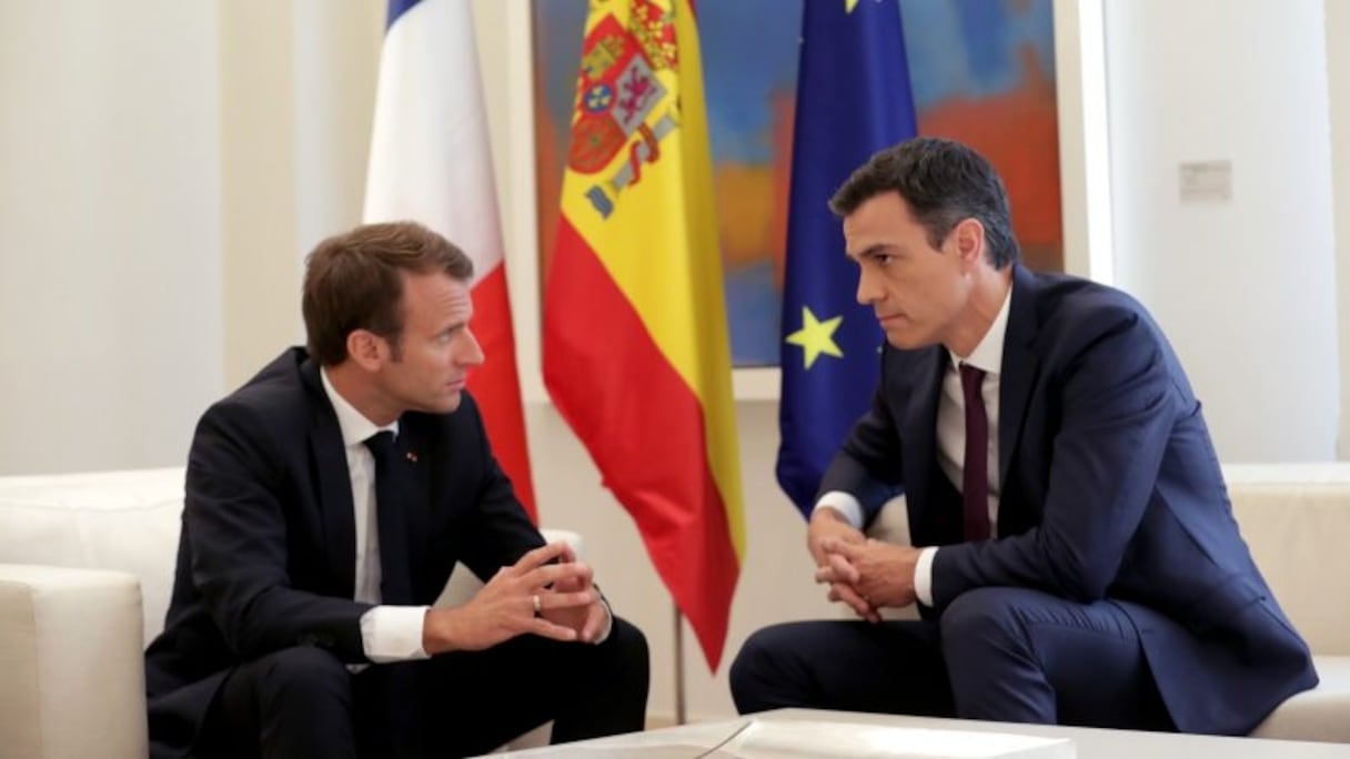 Le président français, Emmanuel Macron, discutant avec le premier ministre espagnol, Pedro Sanchez.
