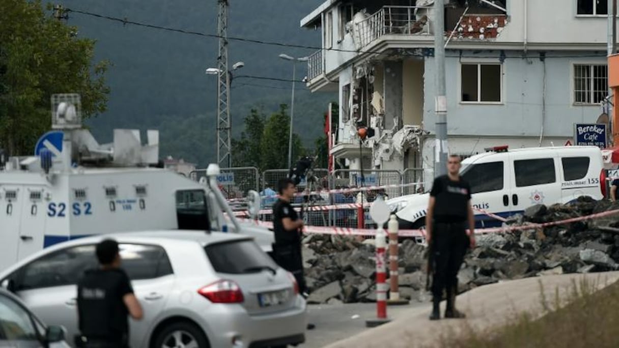 Des policiers turcs sécurisent le périmètre autour du poste de police dans le quartier de Sultanbeyli à Istanbul le 10 août 2015 après un attentat-suicide.
