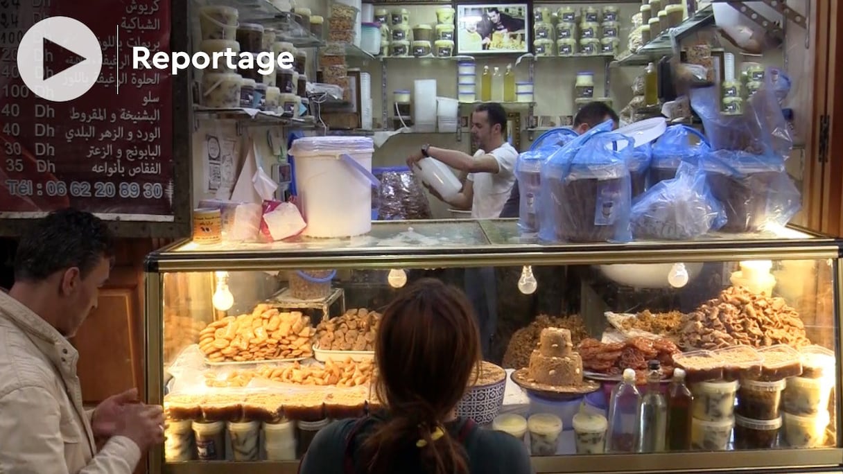 L'échoppe d'un vendeur de khlii et de chebakia, dans la médina de Fès. 
