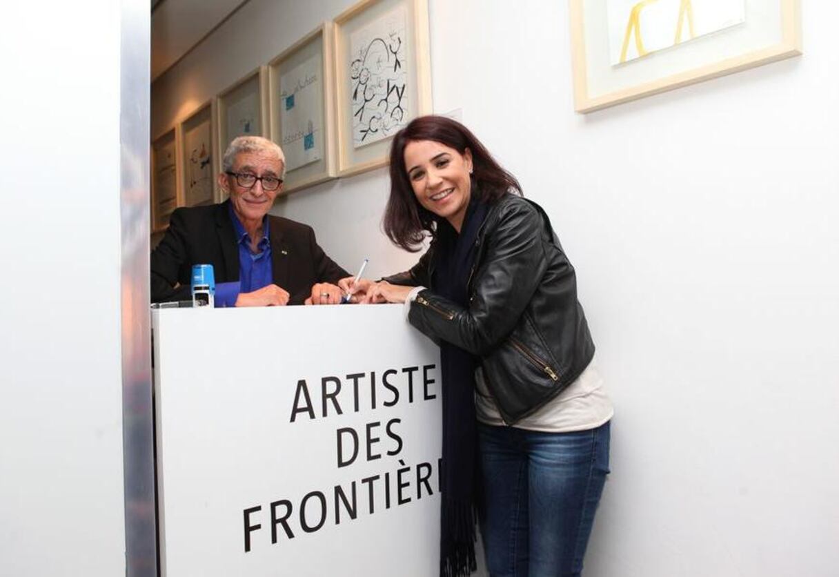 L'artiste, qui a proposé une exposition intitulée "Partir c'est vivre", a accueilli ses invités en tant qu'"artiste des frontières" auquel il fallait demander un visa à l'entrée. Samia Akariou est heureuse d'avoir obtenu le sien! 
