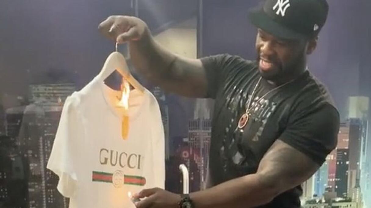 50 cent en train de brûler un T-shirt Gucci
