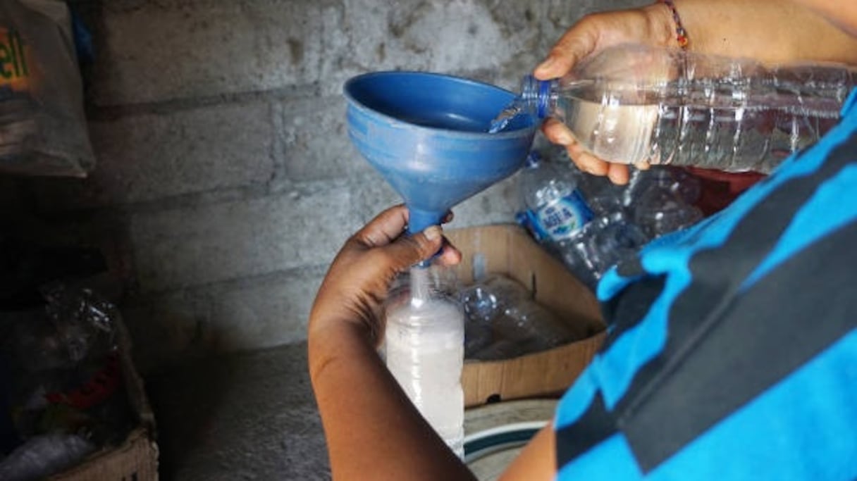 Dans les fabriques artisanales et traditionnelles du village de Tri Eka Bhuana sur l’ile de Bali, les bouteilles d’eau minérale servent d’emballage.
