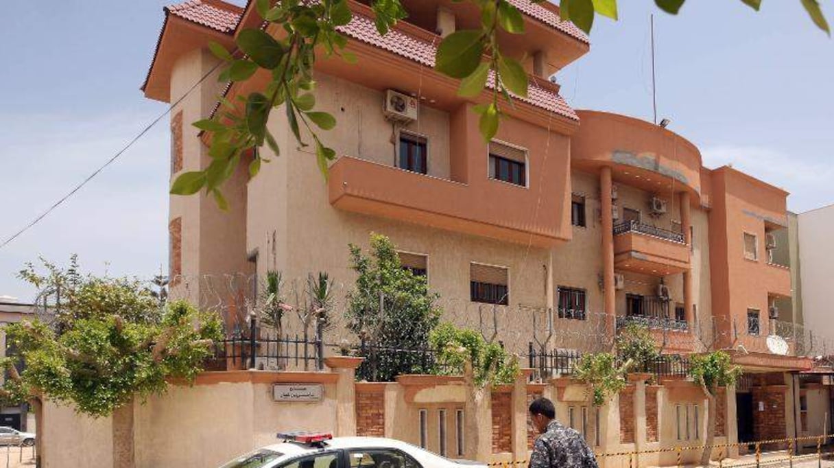 Un policier devant le consulat tunisien à Tripoli.
