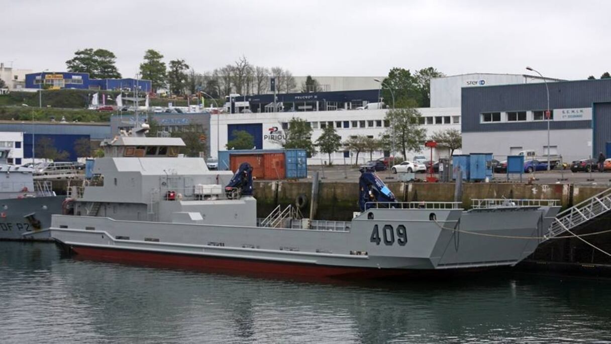 Ce bateau amphibie permettra l'embarquement et le débarquement sur une plage ou à quai.
