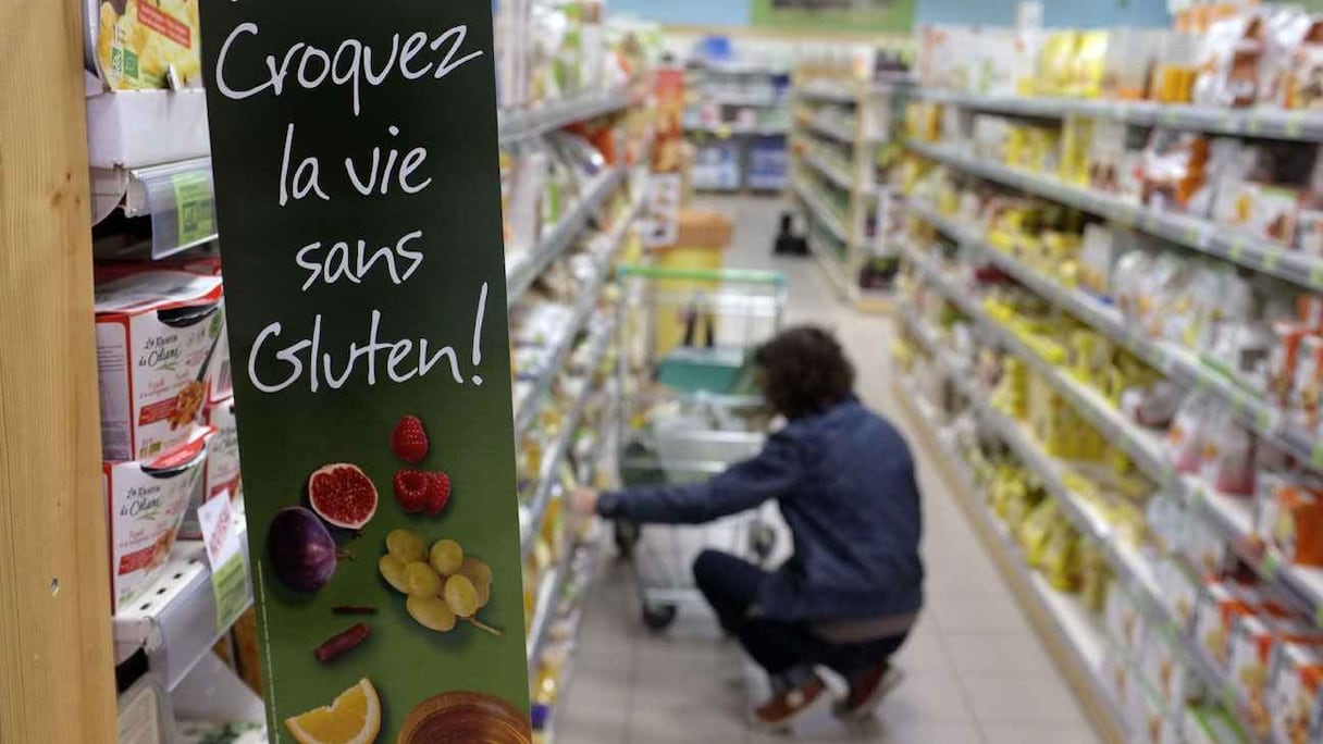 Un rayon de produits sans gluten dans un supermarché.
