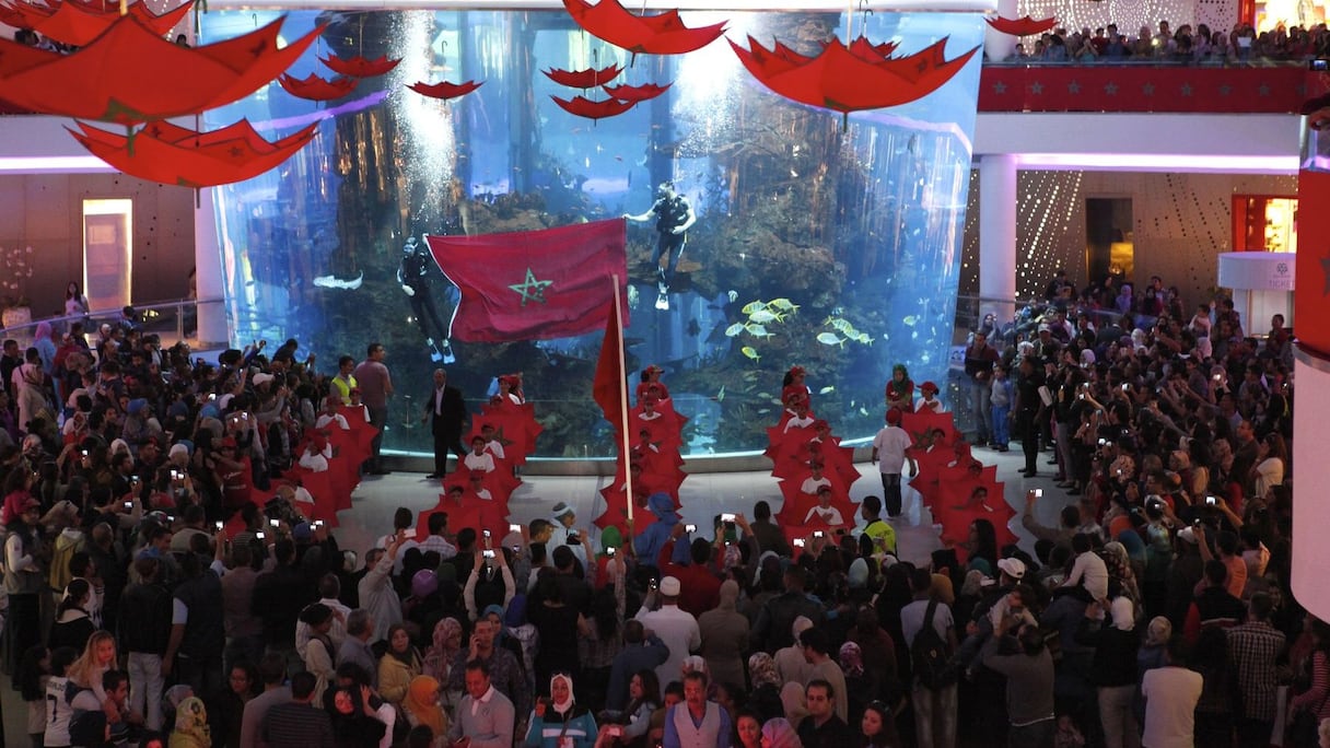 Un aquarium dans lequel viendra se déployer le drapeau du Maroc, porté par deux plongeurs.
