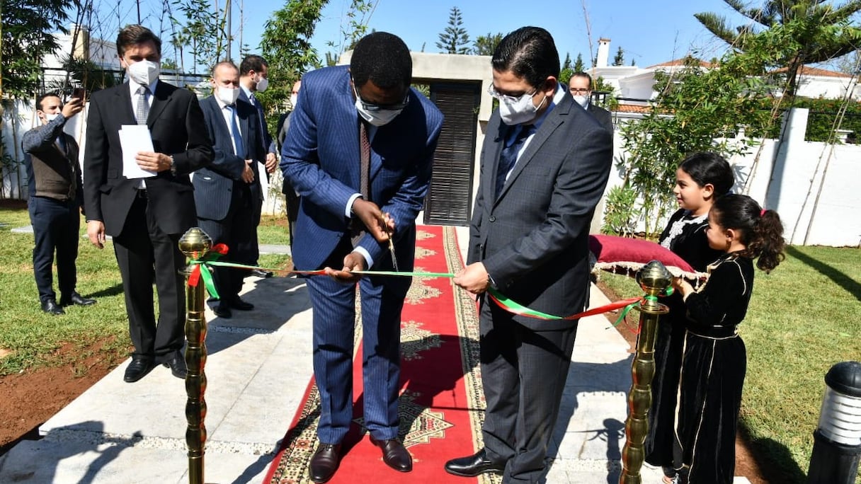 Les ministres zambien et marocain des Affaires étrangères, Joseph Malanji et Nasser Bourita, le 24 octobre 2020, à Rabat.
