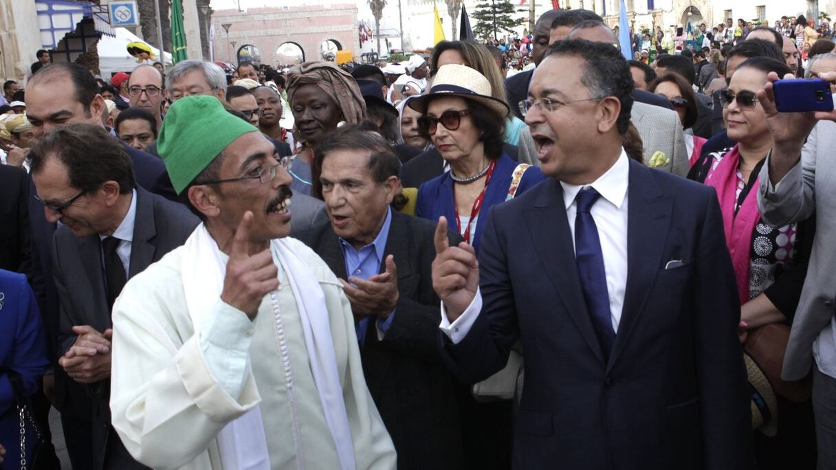 Plusieurs personnalités étaient présentes, d'ailleurs, pour l'ouverture du festival. Parmi elles, Lahcen Haddad, ministre du Tourisme, surpris à chanter, dans la rue, avec un musicien. 
