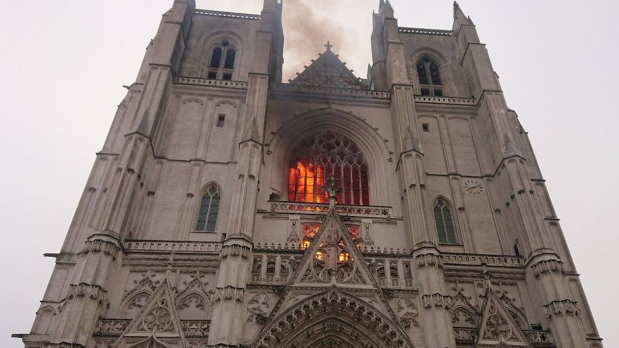 La cathédrale de Nantes en feu ce samedi matin.
