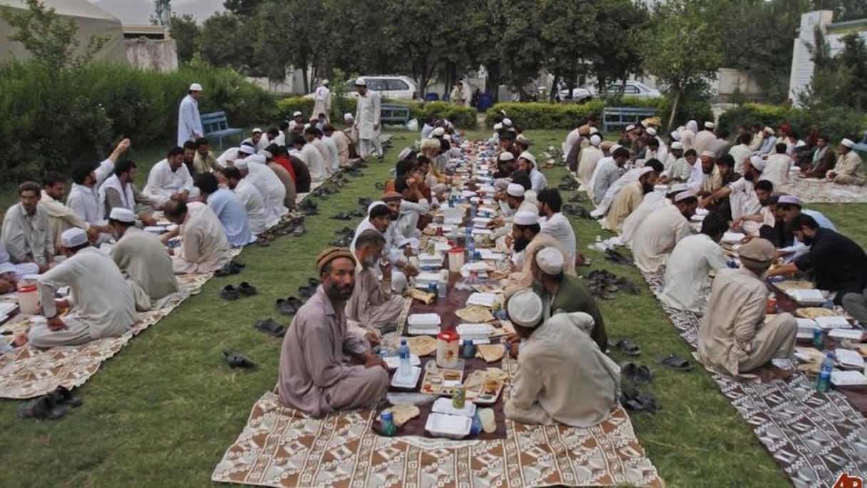 Ftour sur l'herbe, loin des chars et des soldats, en Afghanistan 
