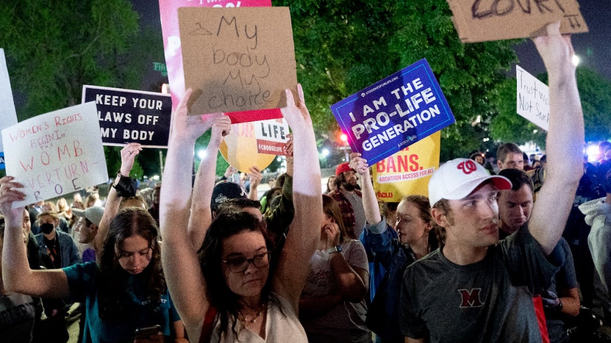 Des militants pro-vie et pro-choix manifestent devant la Cour suprême, à Washington, le 2 mai 2022.
