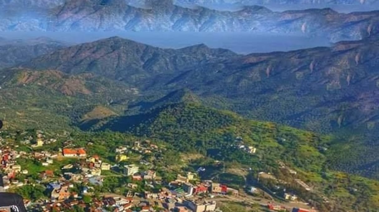 Taounate (Fès-Meknès), au nord du Maroc, à 80 km de Fès. C'est l'une des principales villes du pays Jbala. L'artisanat y est diversifié: tissage à Oulad Azam, vannerie à Moulay Bouchta El Khammar, travail du bois à Bni Oulid, et poterie à Aslas.
