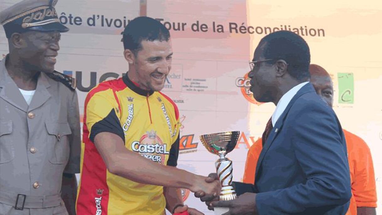 Mohcine Lahsaini, lors de la cérémonie de remise du Trophée du Tour de Côte d'Ivoirelieu, le 5 octobre à Abidjan.
