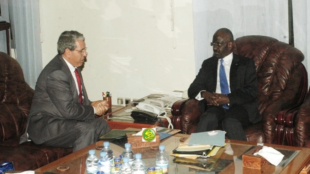 Le ministre mauritanien de l’Intérieur, Mohamed Ould Merzoug et l’ambassadeur d’Algérie à Nouakchott, Noureddine Khandoudi.
