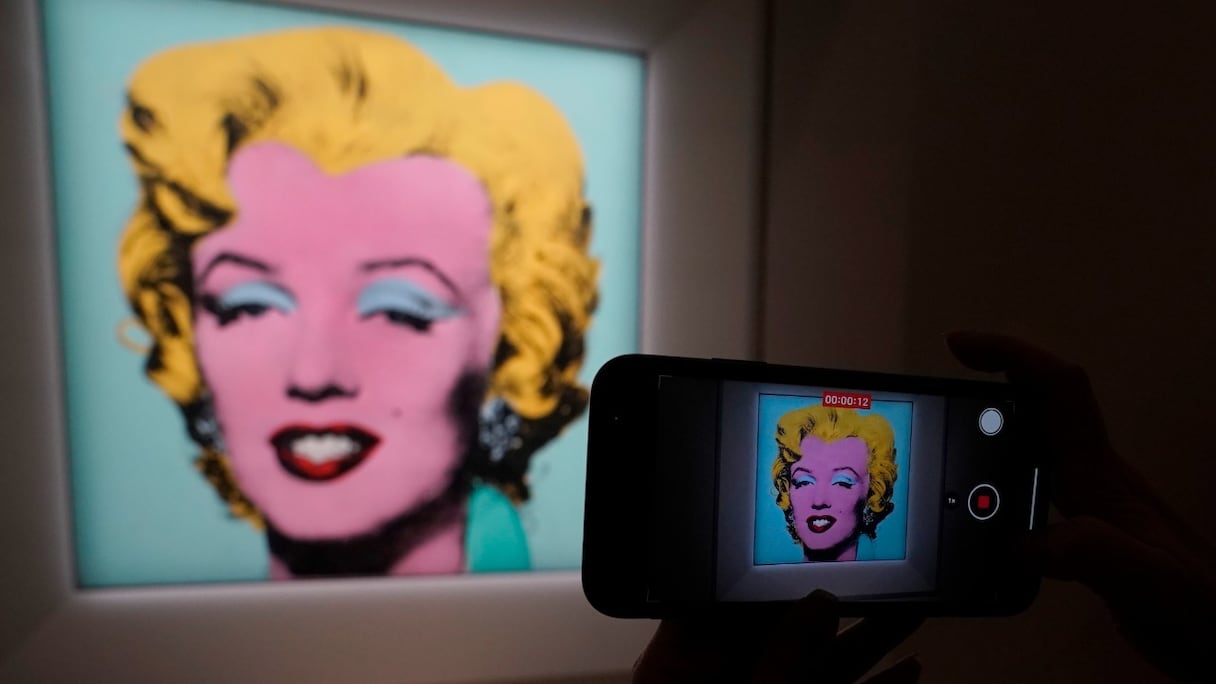 «Shot Sage Blue Marilyn» d'Andy Warhol en 1964 lors d'une avant-première à New York. Ce portrait emblématique de Marilyn Monroe par le visionnaire américain du pop art a été adjugé pour un montant record de 195 millions de dollars le 9 mai 2022 chez Christie's.
