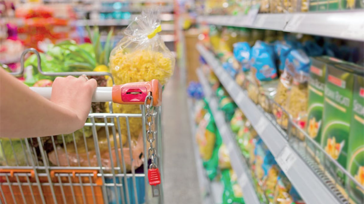 Rayons de produits alimentaires de consommation courante, dans une grande surface.
