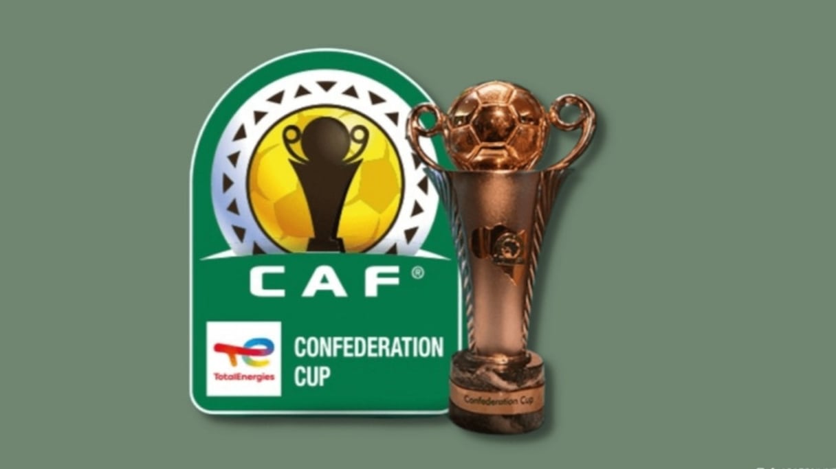 Le trophée de la Coupe de la CAF.
