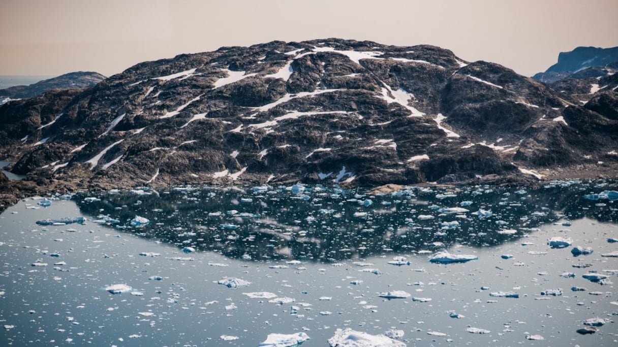 Des icebergs flottent le long de la côte est du Groenland, près de Kulusuk, le 15 août 2019. La faim, la sécheresse et les maladies affecteront des dizaines de millions de personnes supplémentaires d'ici quelques décennies, selon l'ONU, à cause du réchauffement de la terre.
